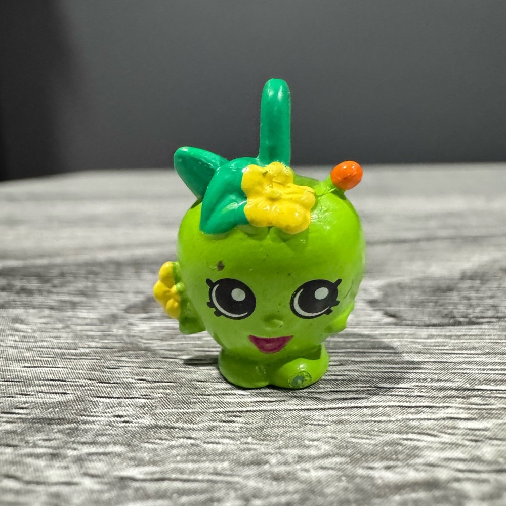 Shopkins | Charms: Apple Blossom (5-120) - Mini Collectable Charm Figure